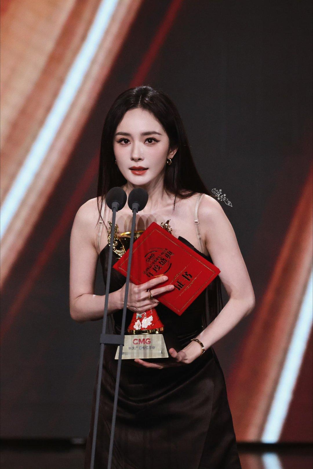 杨幂获奖感言文化工作者要有文化的含金量还在上升 要永远做杨幂的观众 