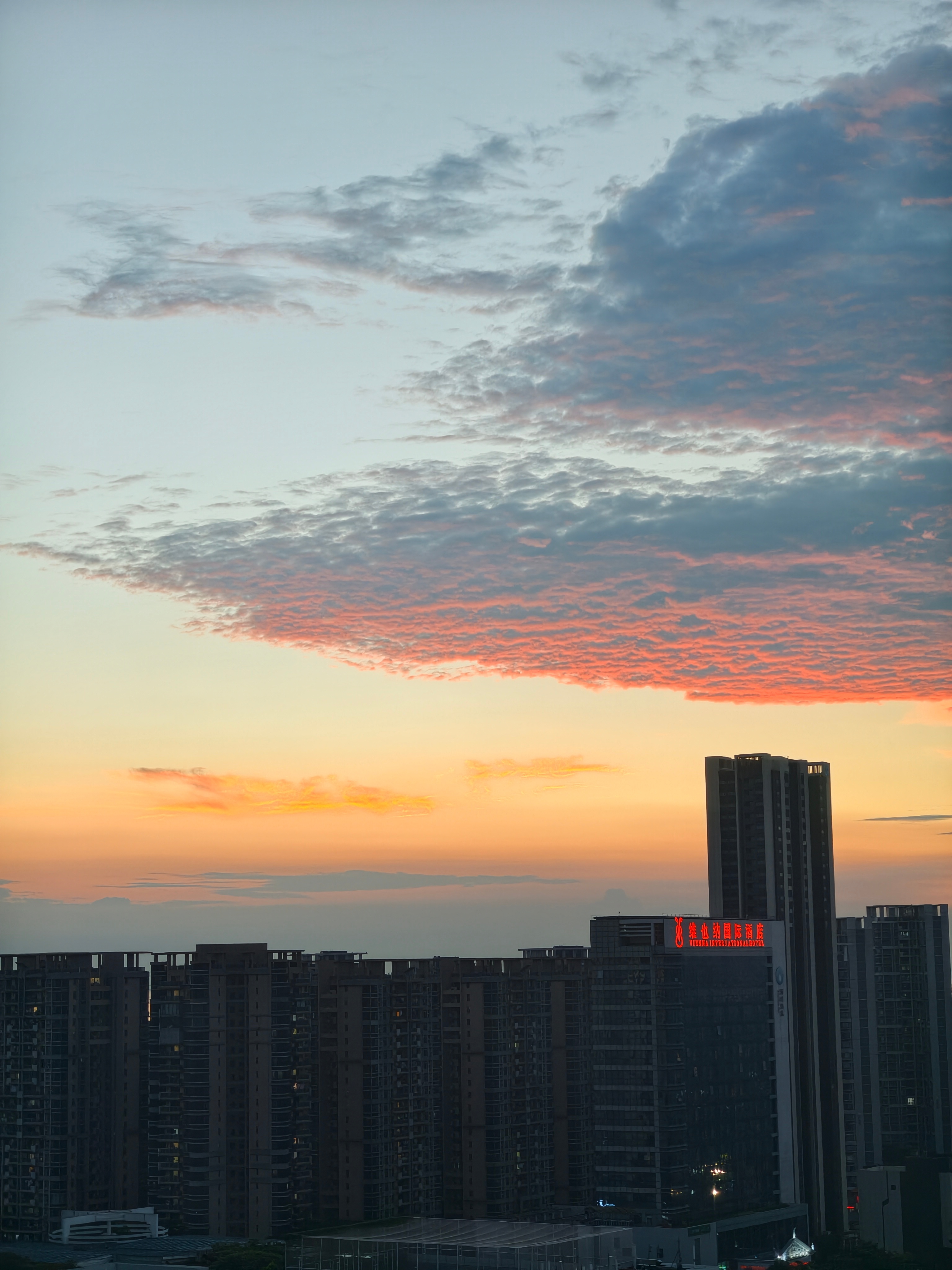 原来夕阳可以写成🥕🥕🥕回家的太阳 红着眼眶 心疼你的模样  ​​​