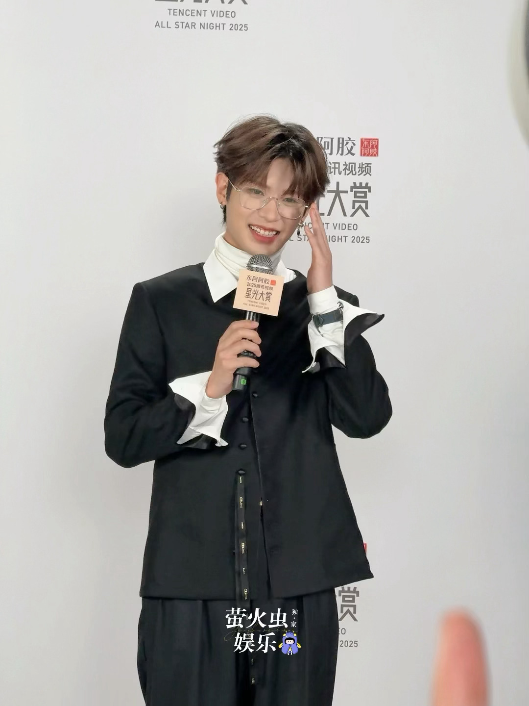 黄明昊小贾接受采访中掉落一组live图～黄明昊抗住了星光大赏镜头星光大赏红毯腾讯