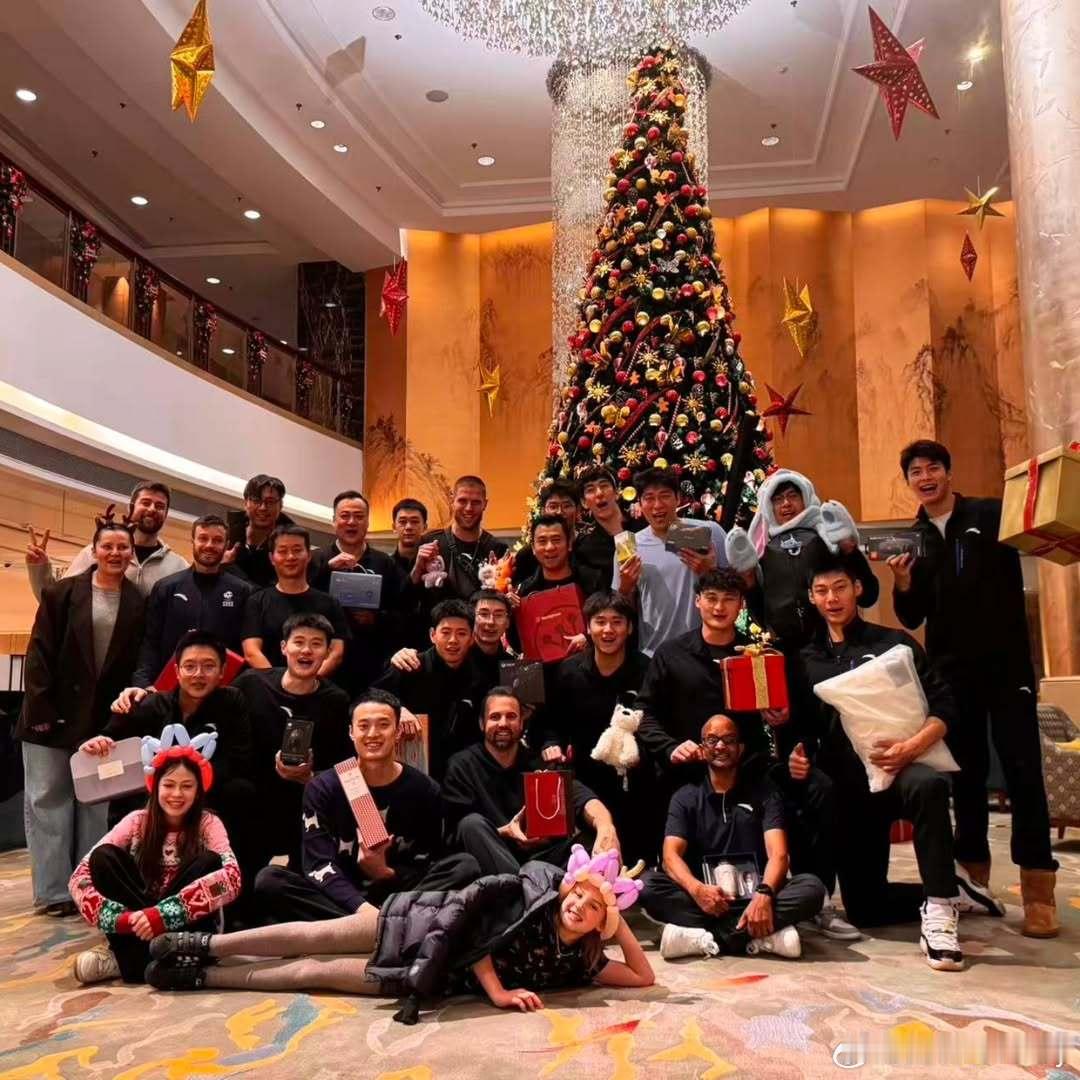 上海男排祝大家圣诞快乐🙂。上海男排圣诞快乐
