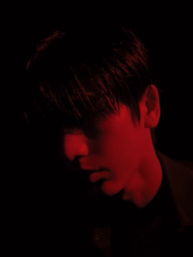 张凌赫 张凌赫 x Marie Claire┊更新一则预热视频，变换的光影下，他