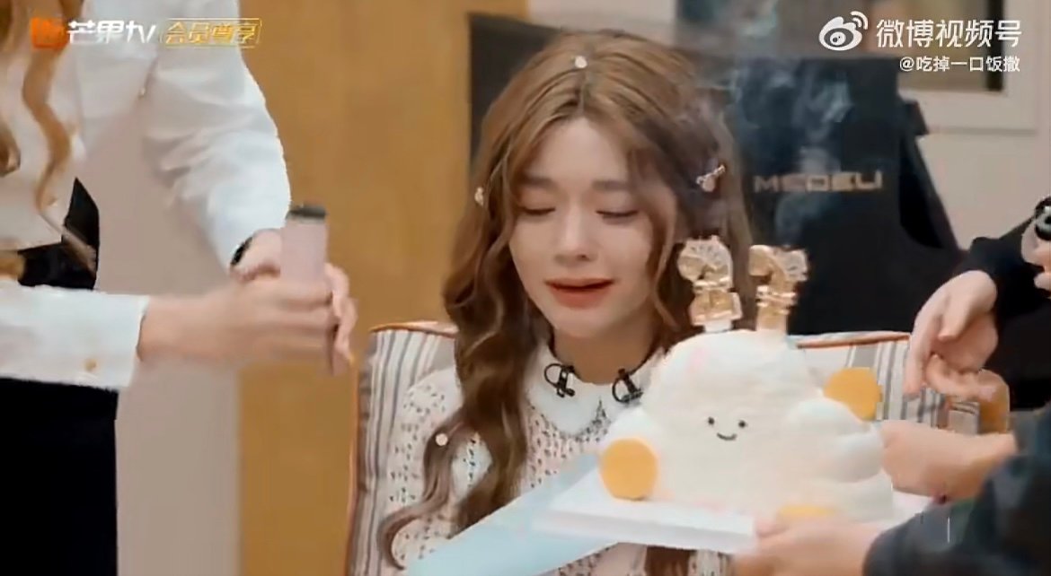 声生不息女队给黄霄雲庆生 谁懂这种被宠爱的感觉！姐姐们偷偷筹备生日惊喜，黄霄雲听