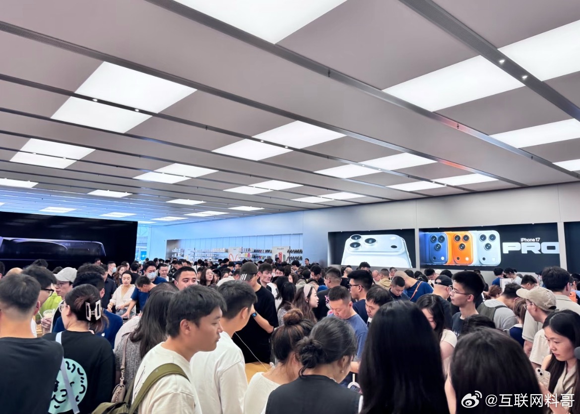 昨天成都万象城苹果店的景象，难以置信！苹果真就那么香吗？不要人云亦云，也不要无脑