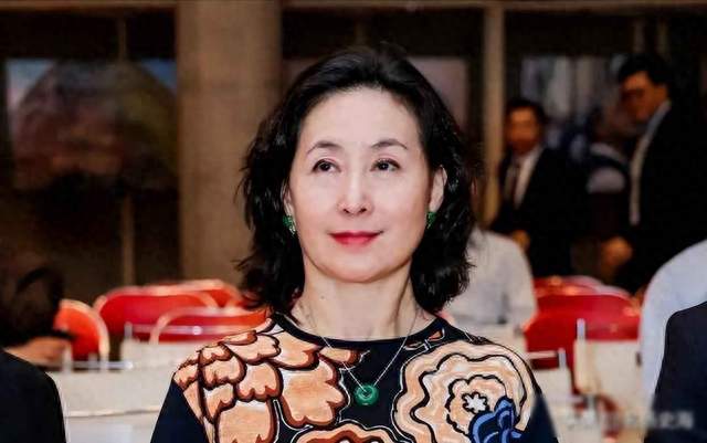与何超琼相伴14年，地位已超越陈百强！
