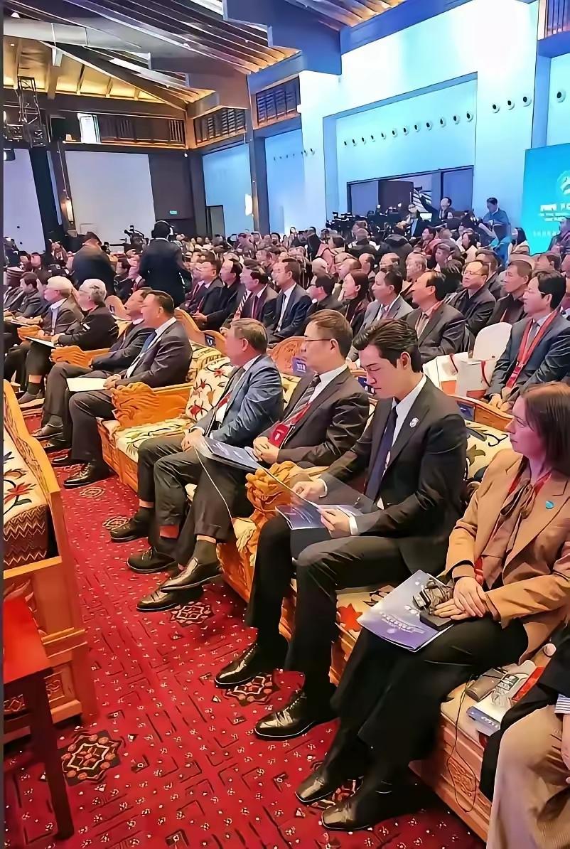 胡歌的鞋子大，但是每个人的鞋子都很大，特别是胡歌挨着的女生，所以说，每个人的脚不