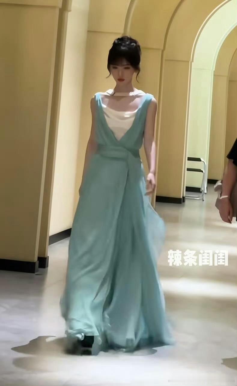 鞠婧祎在万花世界穿了高定鞠婧祎一身薄荷绿高定长裙惊艳亮相✨裙摆随步履轻轻摇曳，清