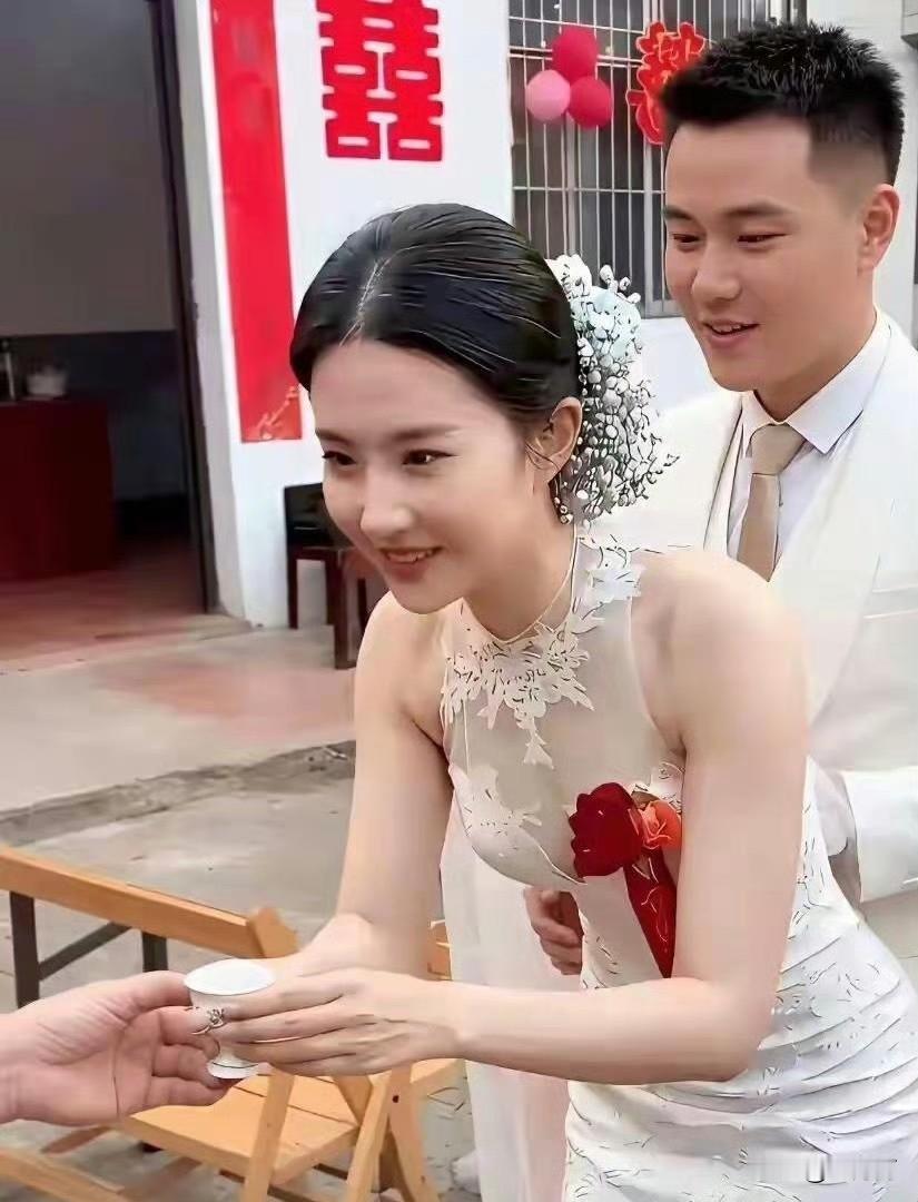 深圳一场婚礼现场，新娘的颜值确实惊艳，大家看像不像刘亦菲？这小伙子也太有福气了吧