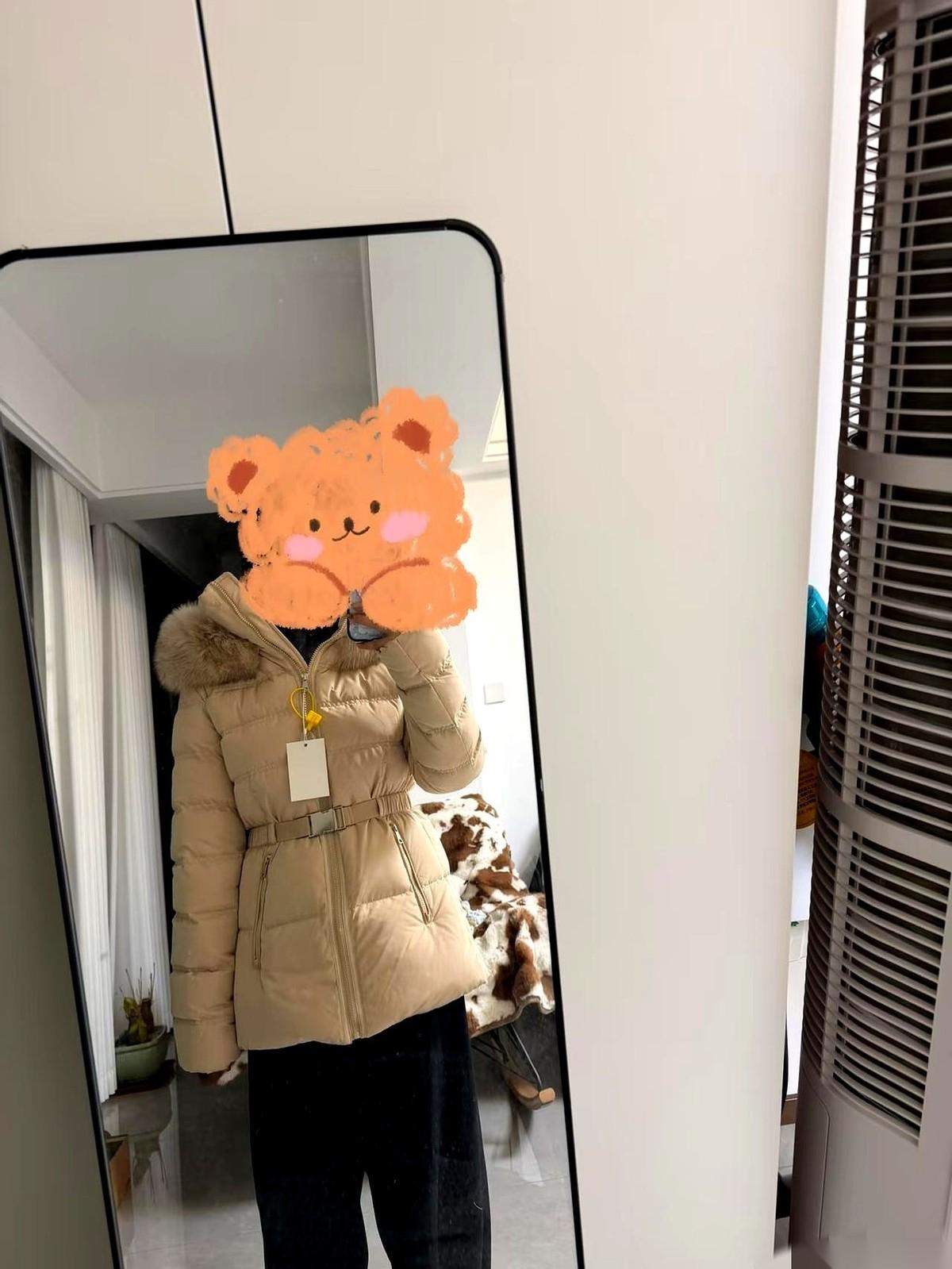 “七八百买的，就是有点瘦了，你试试合不合身。”
大姑姐把那件杏色羽绒服递到我手上