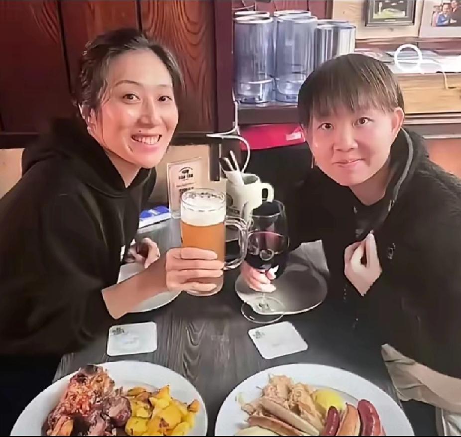 场上对手，场下挚友！朱雨玲韩莹这杯酒，敬热爱也敬友情✨
 
刷到朱雨玲和韩莹的聚