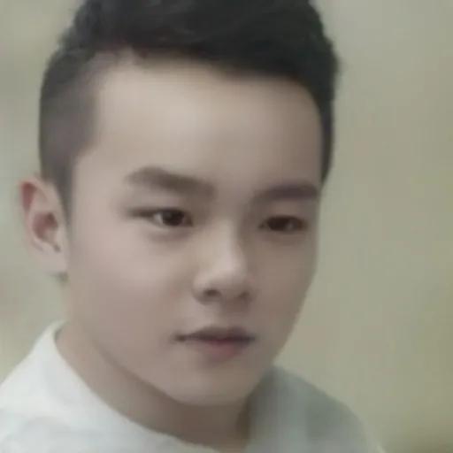 #看看我18岁的样子##看看我小时候的样子#一诺，长大的样子吗？[呲牙]