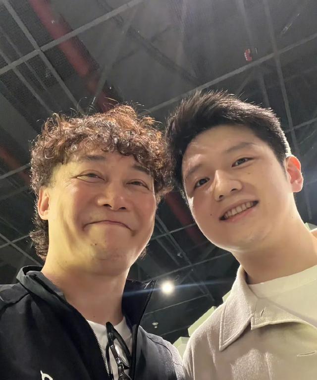 两位逸群之才同框：樊振东貌比潘安，颜过宋玉，凤表龙姿，笑若朗月；陈奕迅金相玉质，