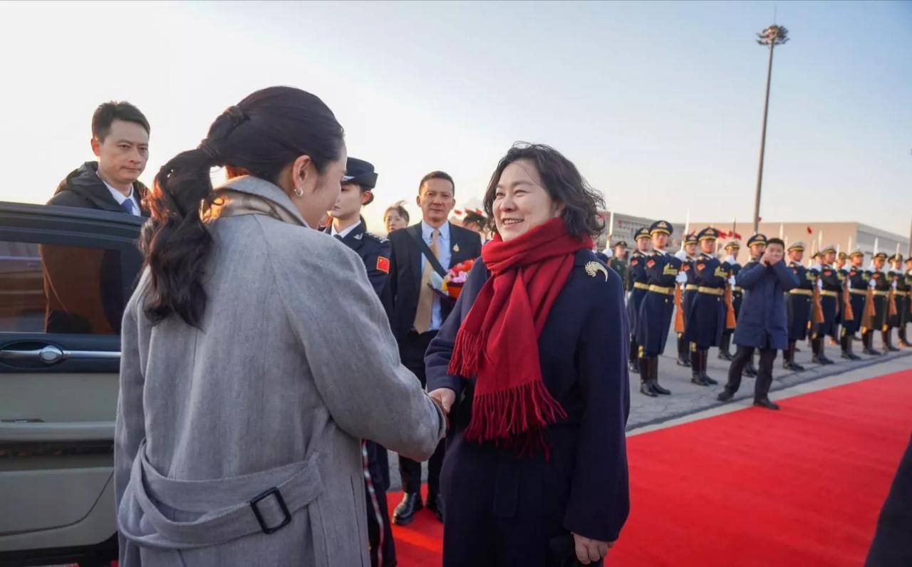 中泰情谊升温！泰国美女总理佩通坦访华，她踏上这片充满热情的土地，华春莹亲至机场迎