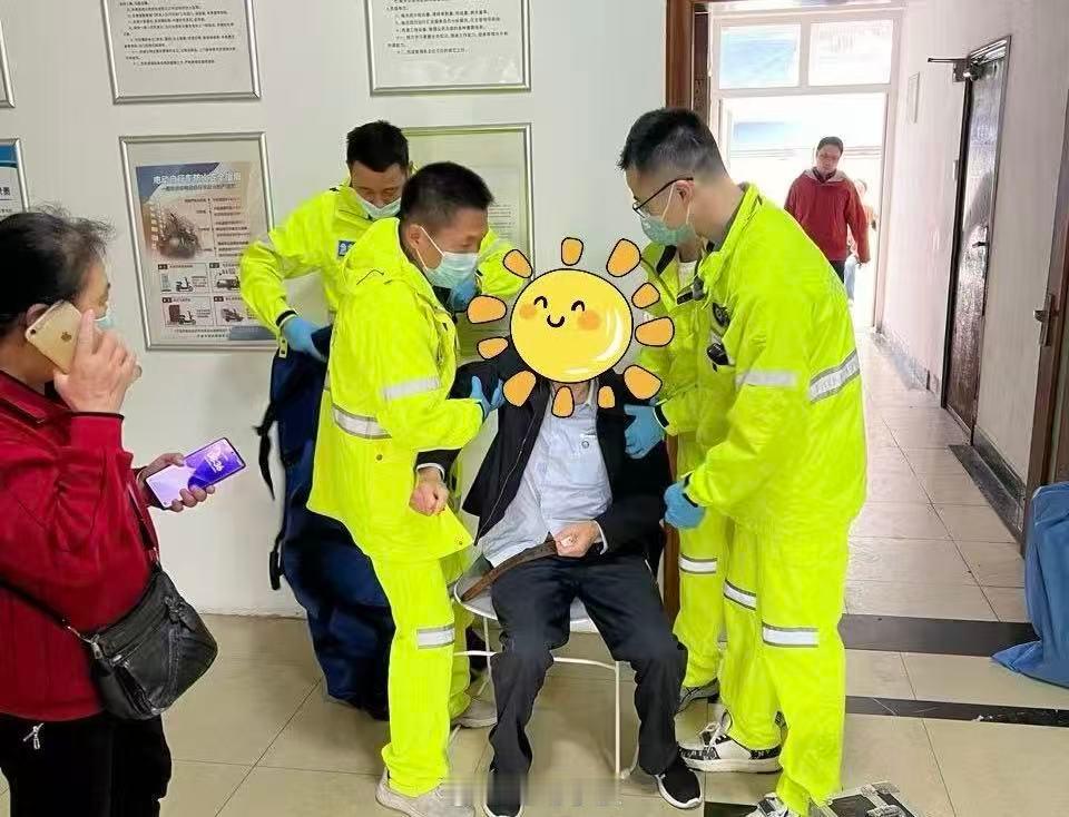 近日，宁波江北文教街道育才片区，物业工作人员熊列文巡查时，发现居民董师傅蜷缩在公