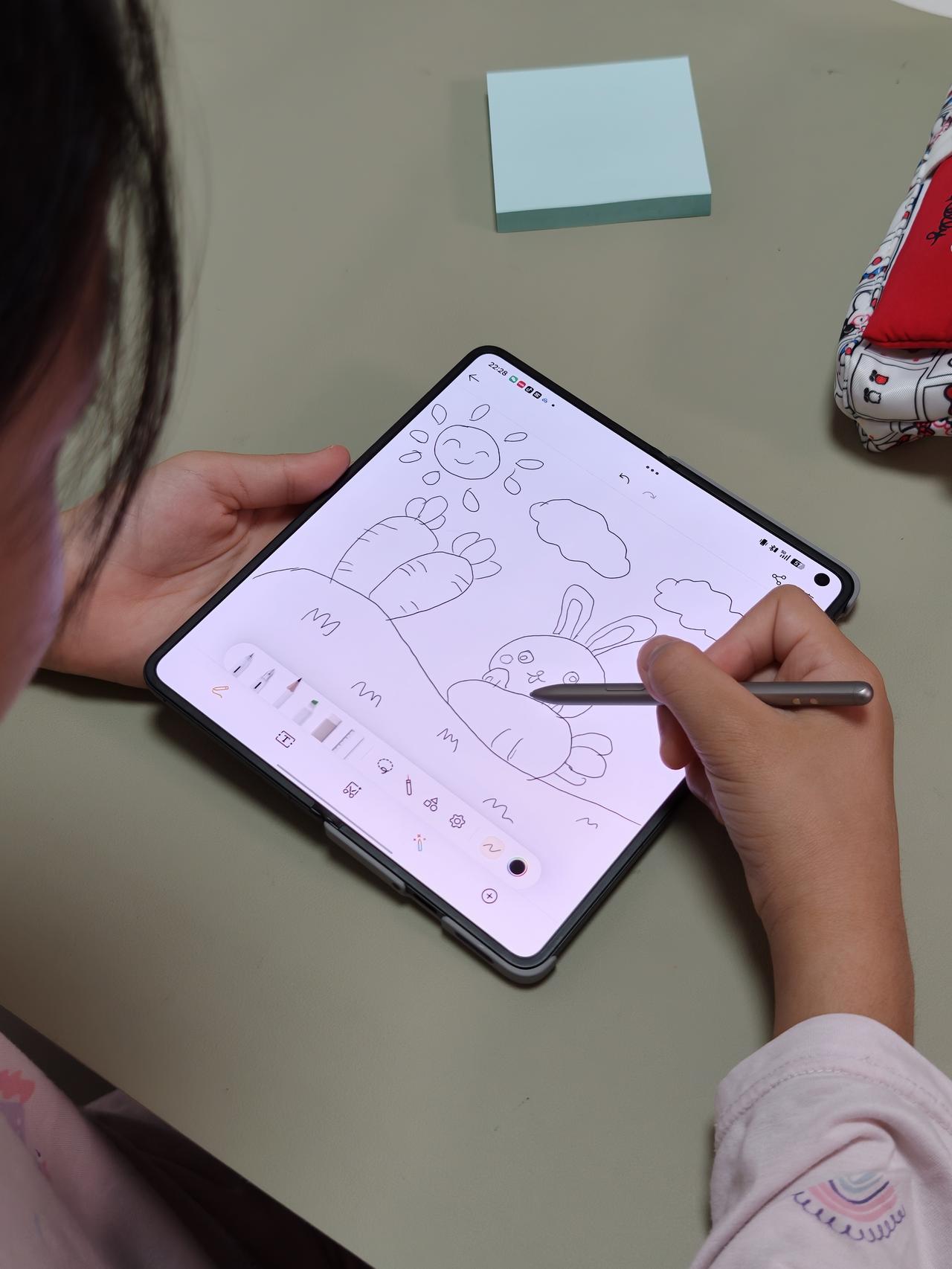 把折叠屏给小孩你就会得到… 一个小画家！

家里来了亲戚小孩，一直盯着桌上的折叠