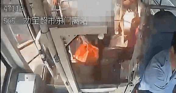 【男子频繁骚扰女乘客，天津公交司机直接把车开到派出所！】        “你在车