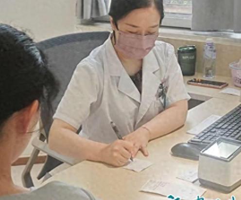 福建男子借住朋友家几天，回来后肚子大腿奇痒无比。他按老经验猛用热水烫，结果越烫越