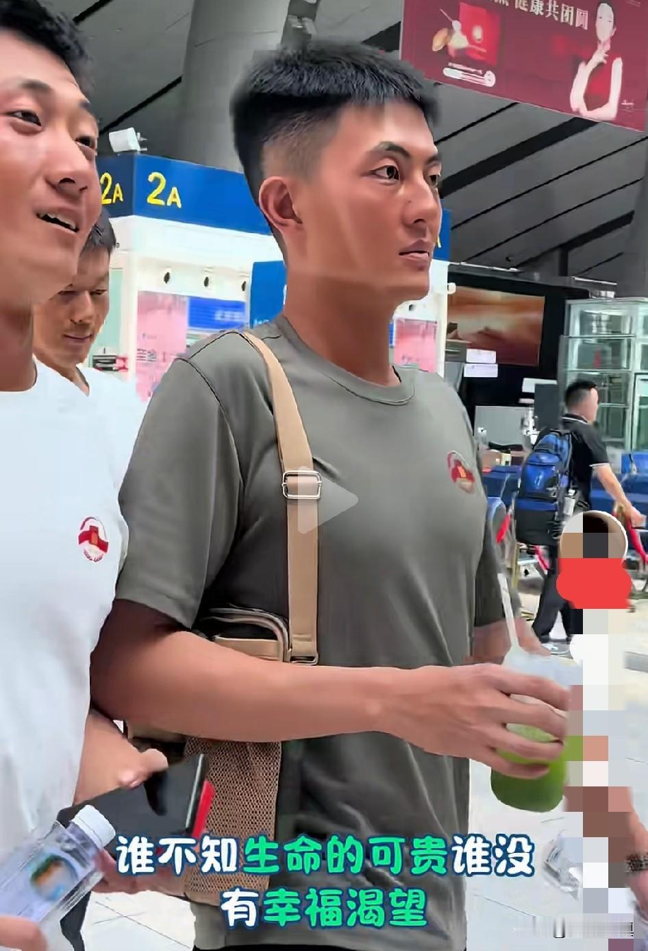这才是中国男人……

看了一条刚执行完某项任务的青年，走在车站的视频，他们脸上的