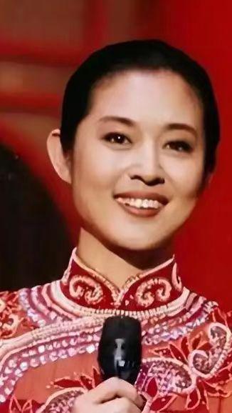 倪萍，山东荣成人，央视知名主持人、演员、作家 。曾主持十三届央视春晚与《综艺大观