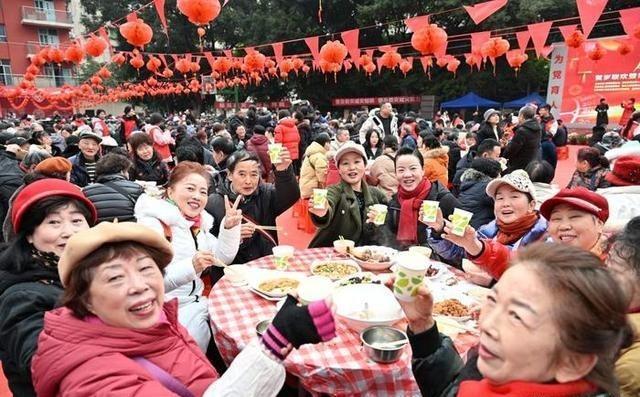 有德国网友说世界上有两个骗子国家，一个是美国，一个是中国。美国称自己是世界上最强