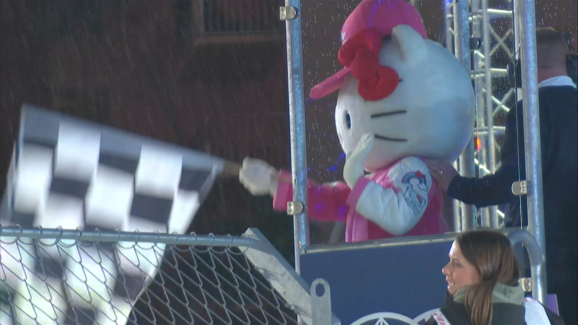 Hello Kitty给F1学院赛事挥方格旗🏁背景中雨水正在落下🌧️