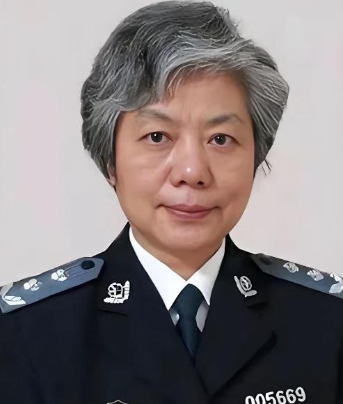 中国人民公安大学李玫瑾教授曾建议，凡是扶了老人被要求天价赔偿的，在老人拿不出任何