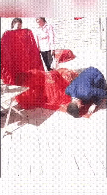 ①：也不知道是哪条村的，一个新郎和两个新娘在举行婚礼，难道不知道这是违法的吗
②