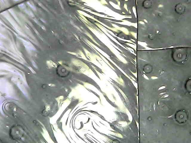 北宋张公巷青瓷的微观釉面老化痕迹和釉下土沁结晶。