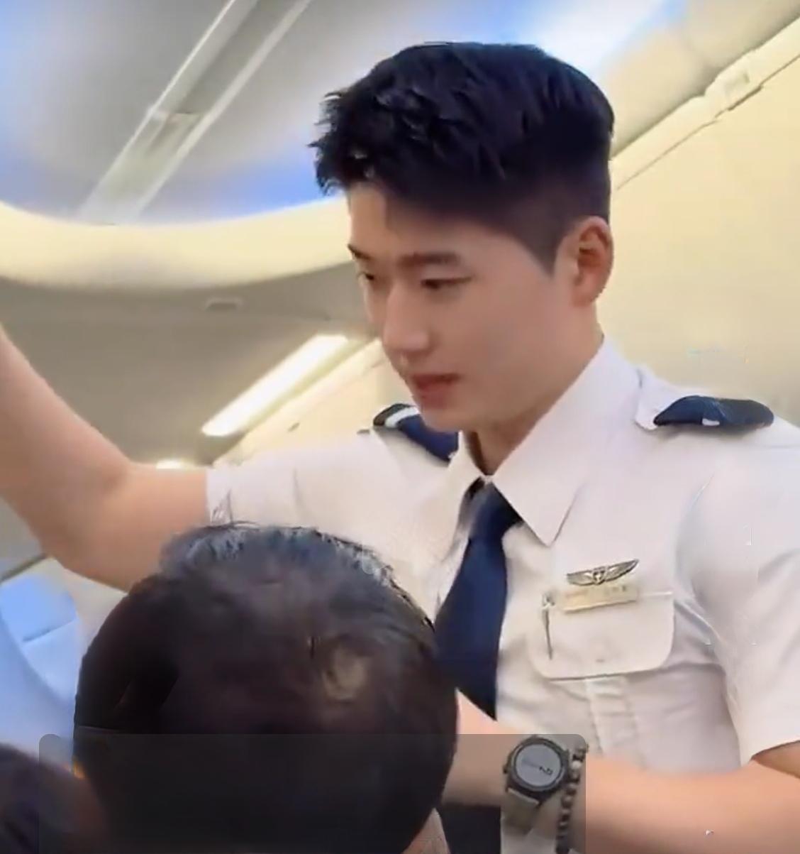 印象中空姐美，其实空少也十分养眼，身姿挺拔，五官端正。待人温和有礼，举止从容专业