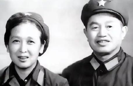 1940年，皮定均看中了女干部张烽，便请县长前去提亲。张烽得知县长登门的用意后，