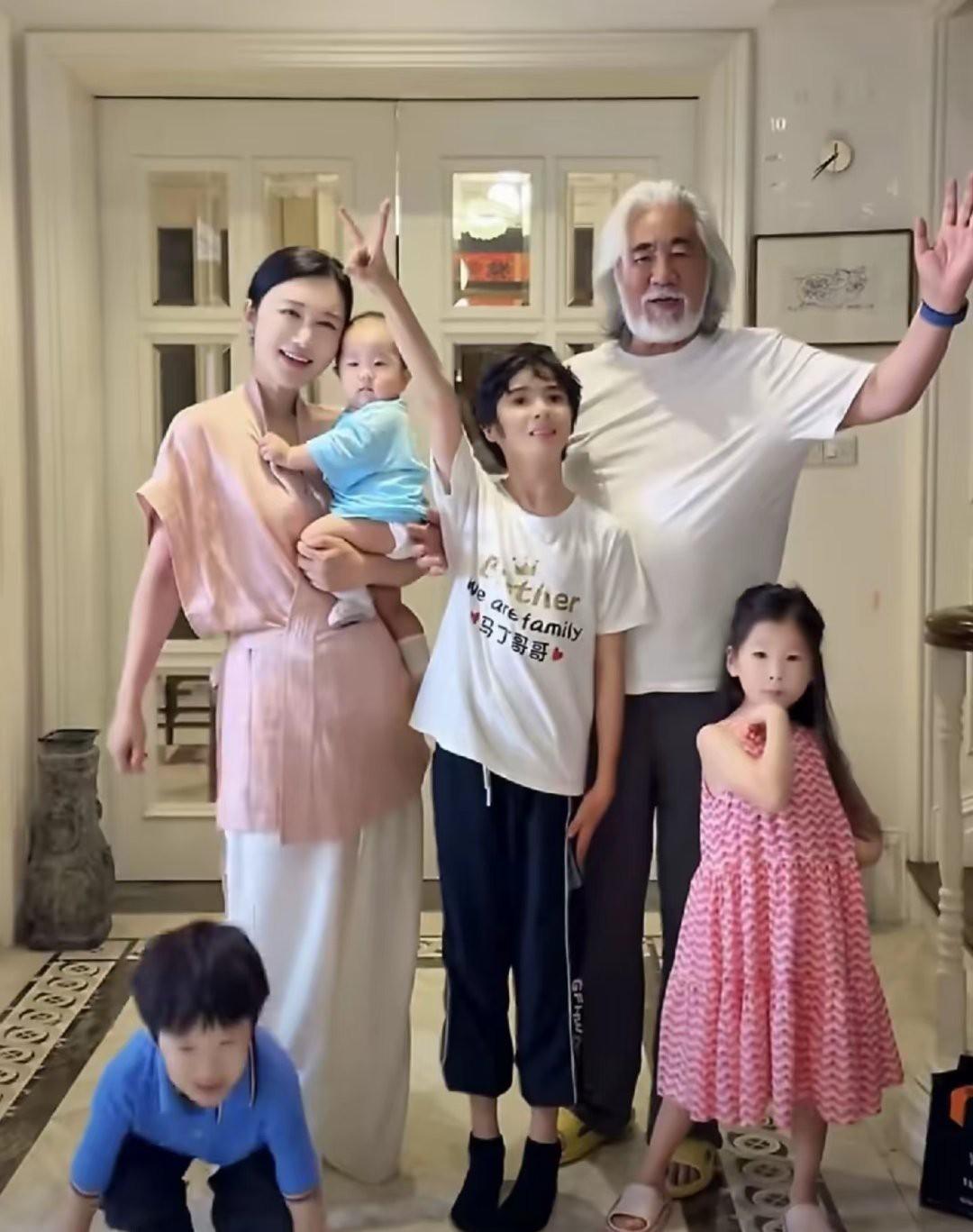杜星霖是真的很喜欢孩子啊，她和老公在直播带货现场，44岁的杜星霖笑答弹幕：还要生