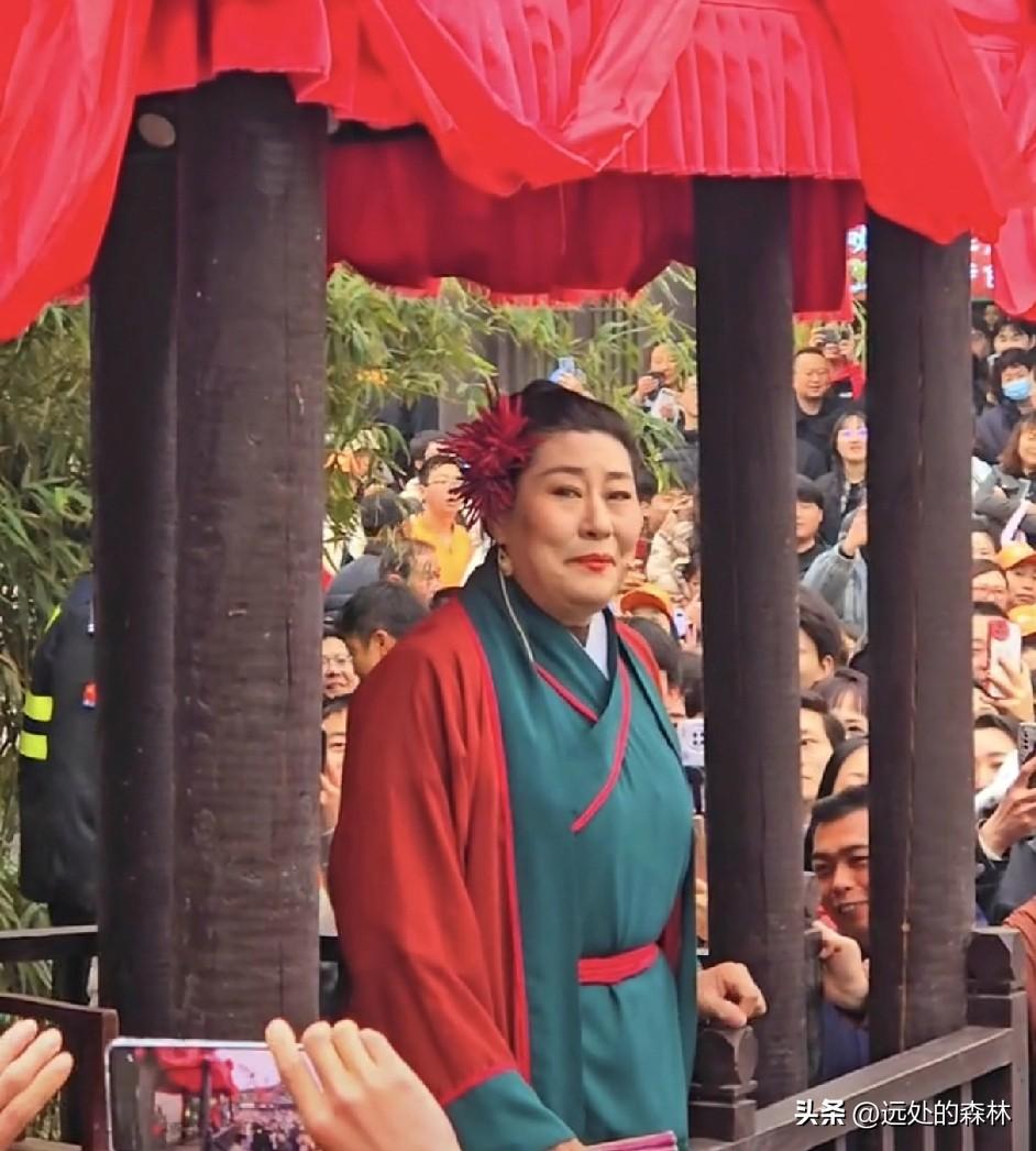 襄阳单身朋友们集合啦！开封王婆带着红线来唐城了
 
全网顶流“开封王婆”赵梅真的