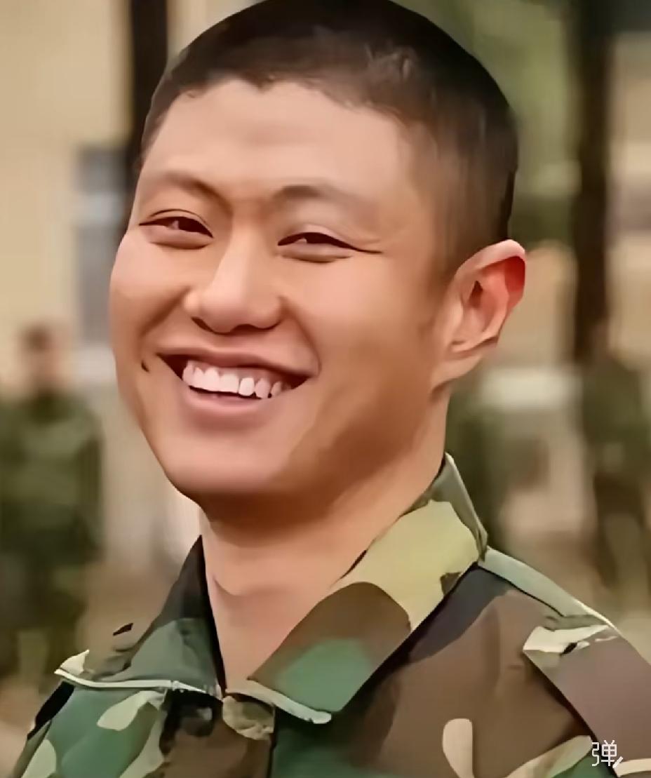 赵荀曾经饰演那个憨憨的二牛，土里土气的硬汉形象，如今变成了花美男，完全变成了两个