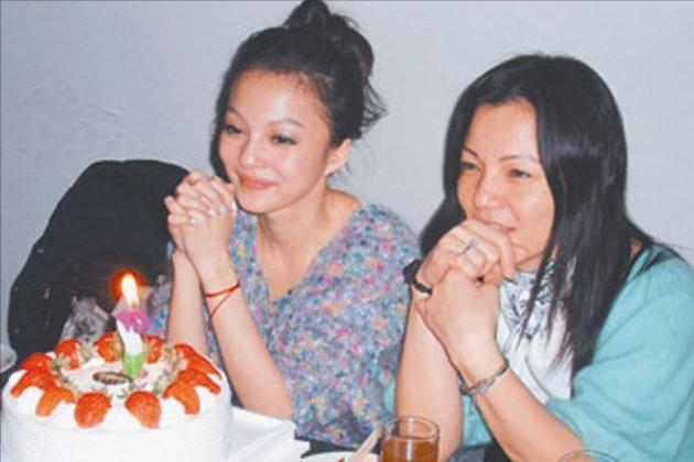 2008年，张韶涵心脏病发作，需要100w的治疗费用。但她母亲却和情人张镐哲私吞