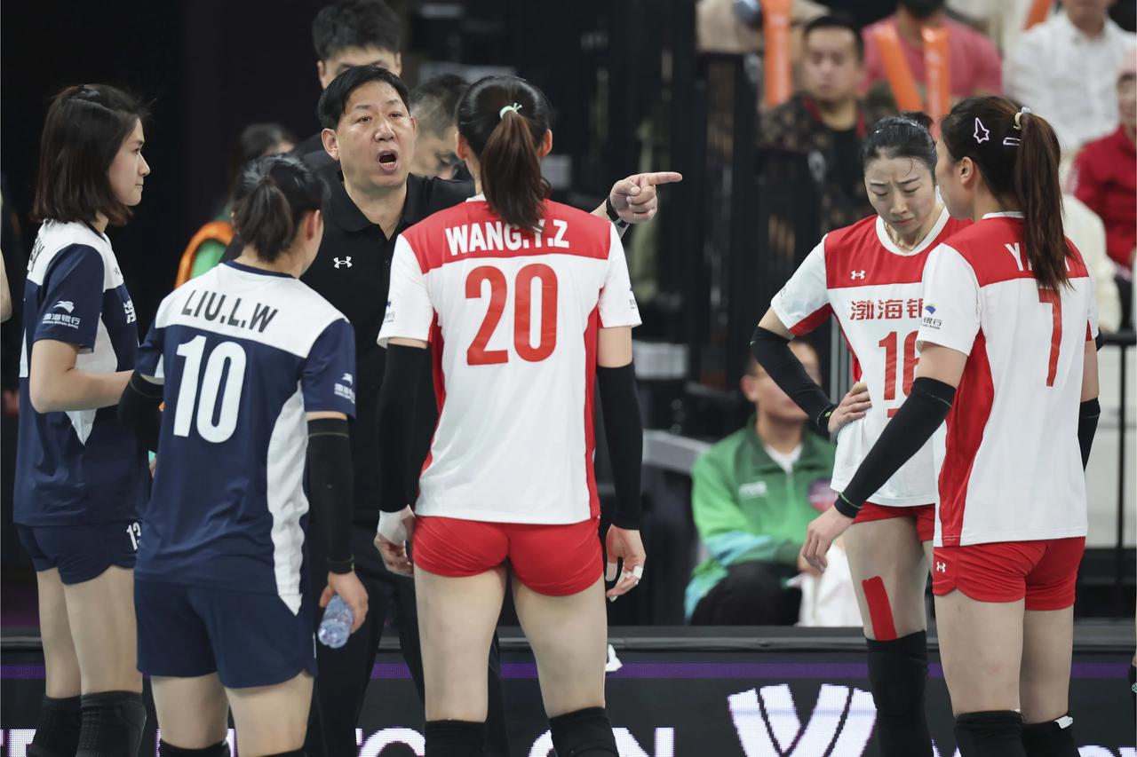 #2023女排世俱杯# 土耳其伊萨奇巴希3-0胜巴西米纳斯，明天将和天津渤海银行