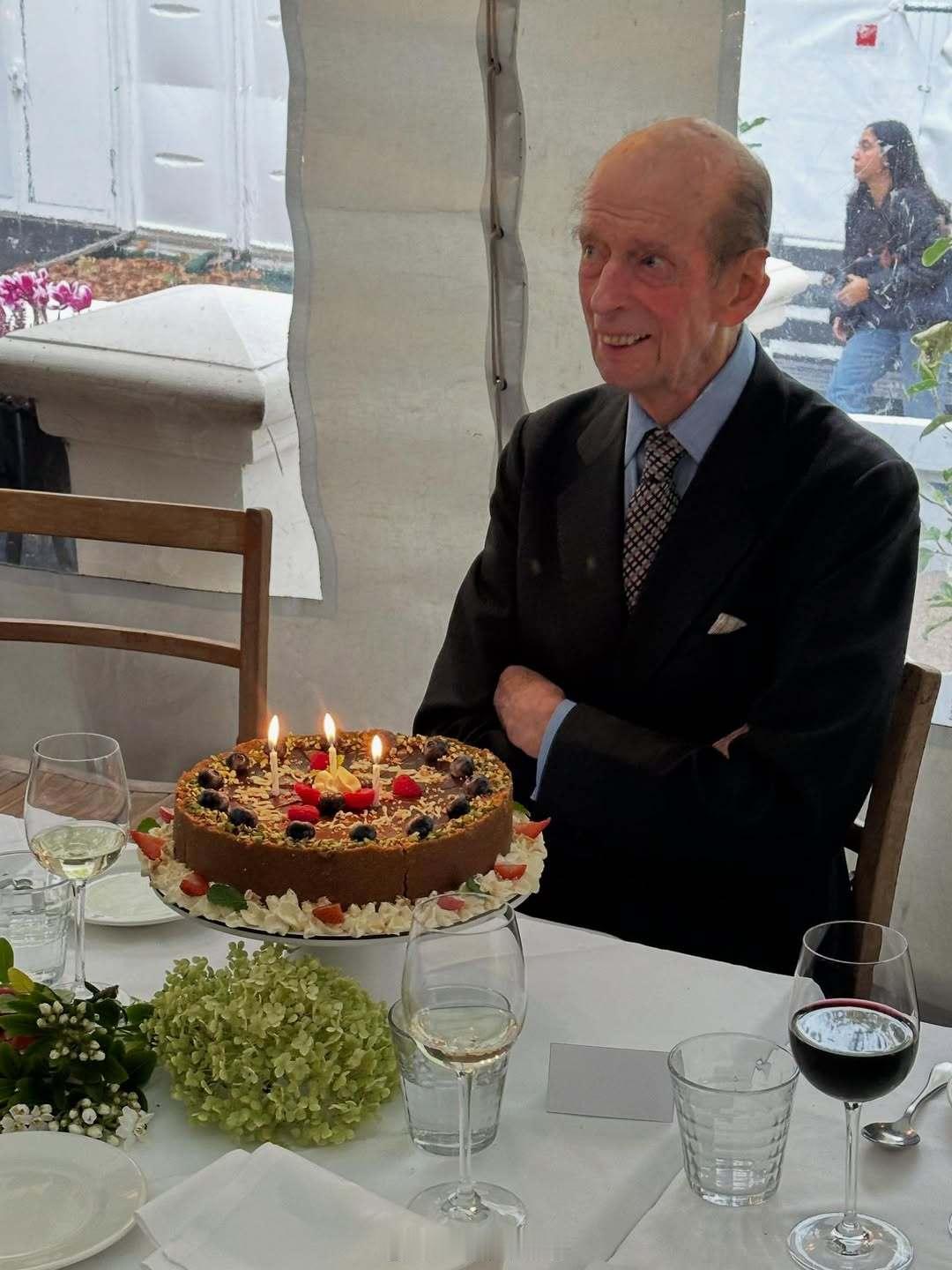 英国王室[超话]  2025年10月10日，肯特公爵爱德华王子外出庆祝自己的9️