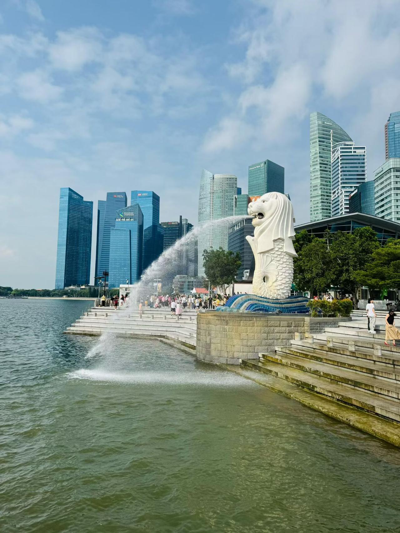 鱼尾狮公园是新加坡面积最小的公园，新加坡的标志性景点之一，代表新加坡形象的鱼尾狮