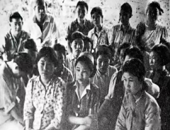 1952年，河间阐阁村女青年徐素娥，到沧州火车站送丈夫参军。

发现一个拉车的车