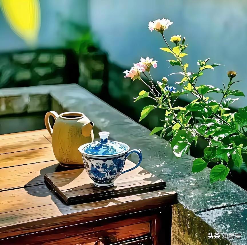 茶香夜雨
 
窗外，夜雨轻轻落下，
不慌不忙，敲打着窗棂，
把喧嚣一点点隔在外面
