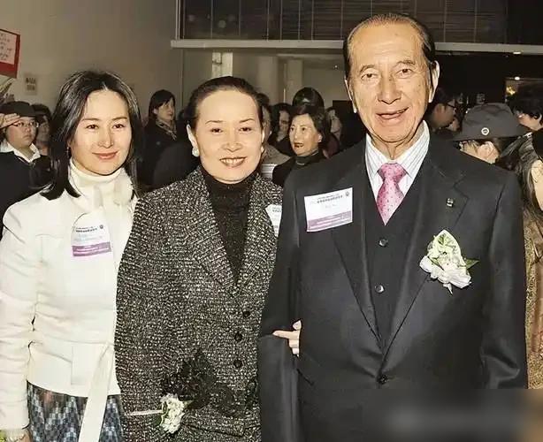 14岁嫁给36岁赌王，原配还在病床上，她就拿着大清律例进了门。
你以为她只是靠