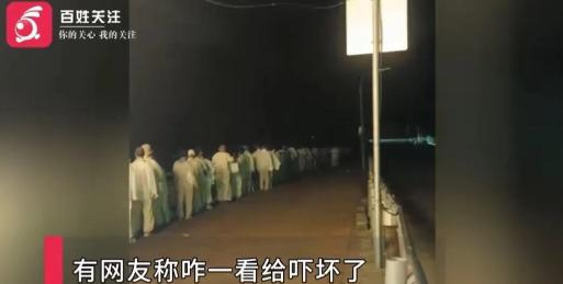 广东广州，一男子凌晨4点回家，突然，他被眼前的一幕惊呆了，只见50多人，看着都6