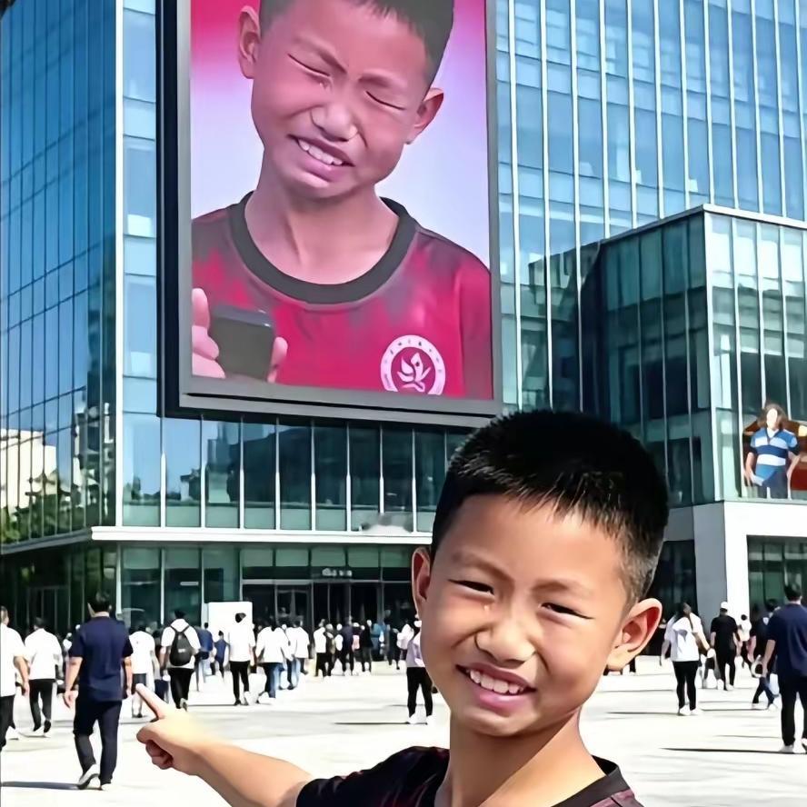 谁懂出门逛街社死又治愈的双重冲击！随便在路上闲逛，一抬眼撞见市中心大屏。

  