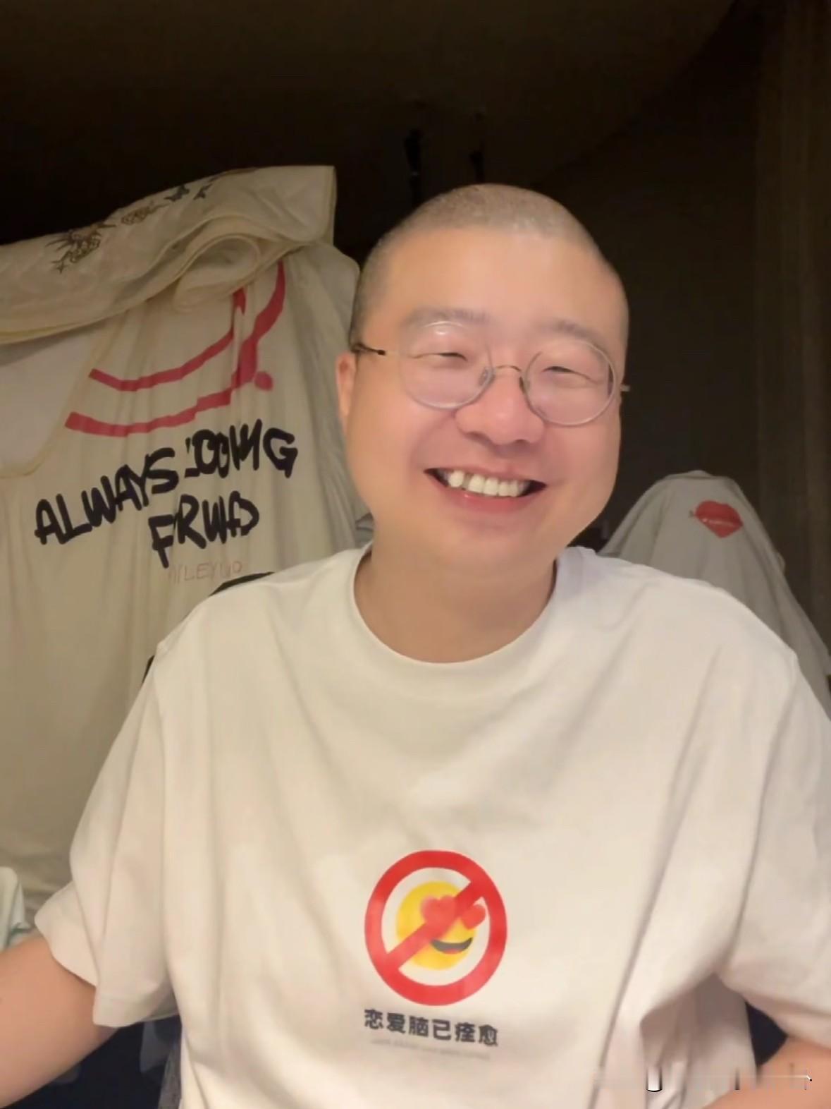 这一次大家都不支持他了，李诞被骂上热搜。

他在直播中鼓励年轻人辞职，说失业是一