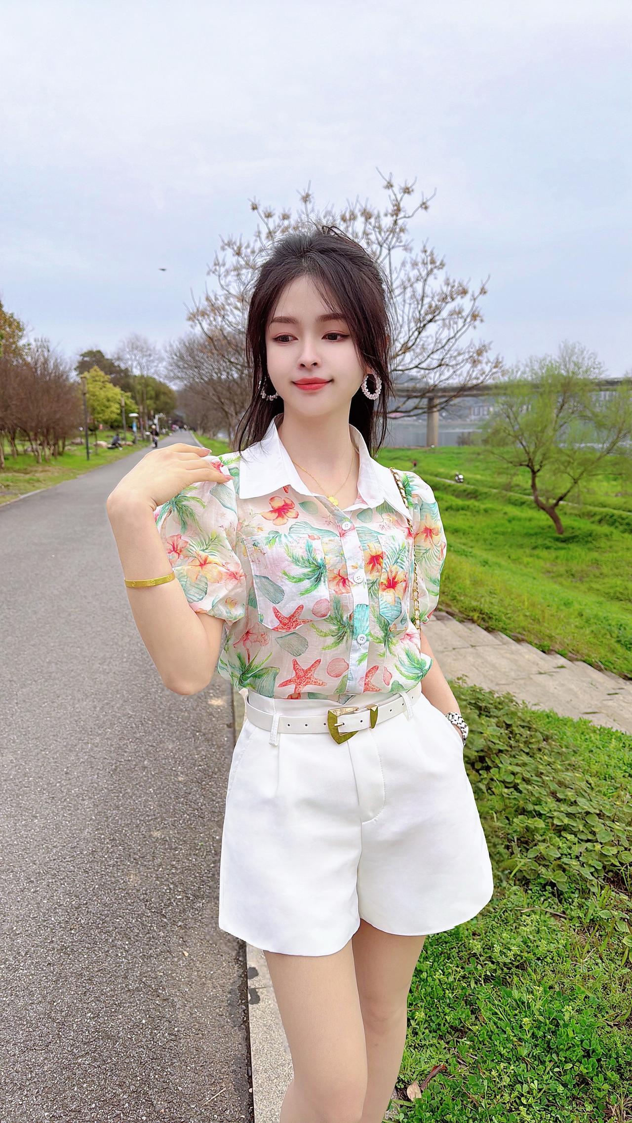 烟花再美，也只是瞬间，情话再甜，也只是敷衍，回忆再美，也只是曾经。时间会告诉你，
