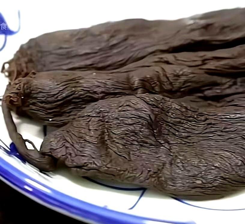 我这辈子干过最蠢的事，就是亲手把一辆小轿车，扔进了小区的垃圾桶。
真的，我跟我先