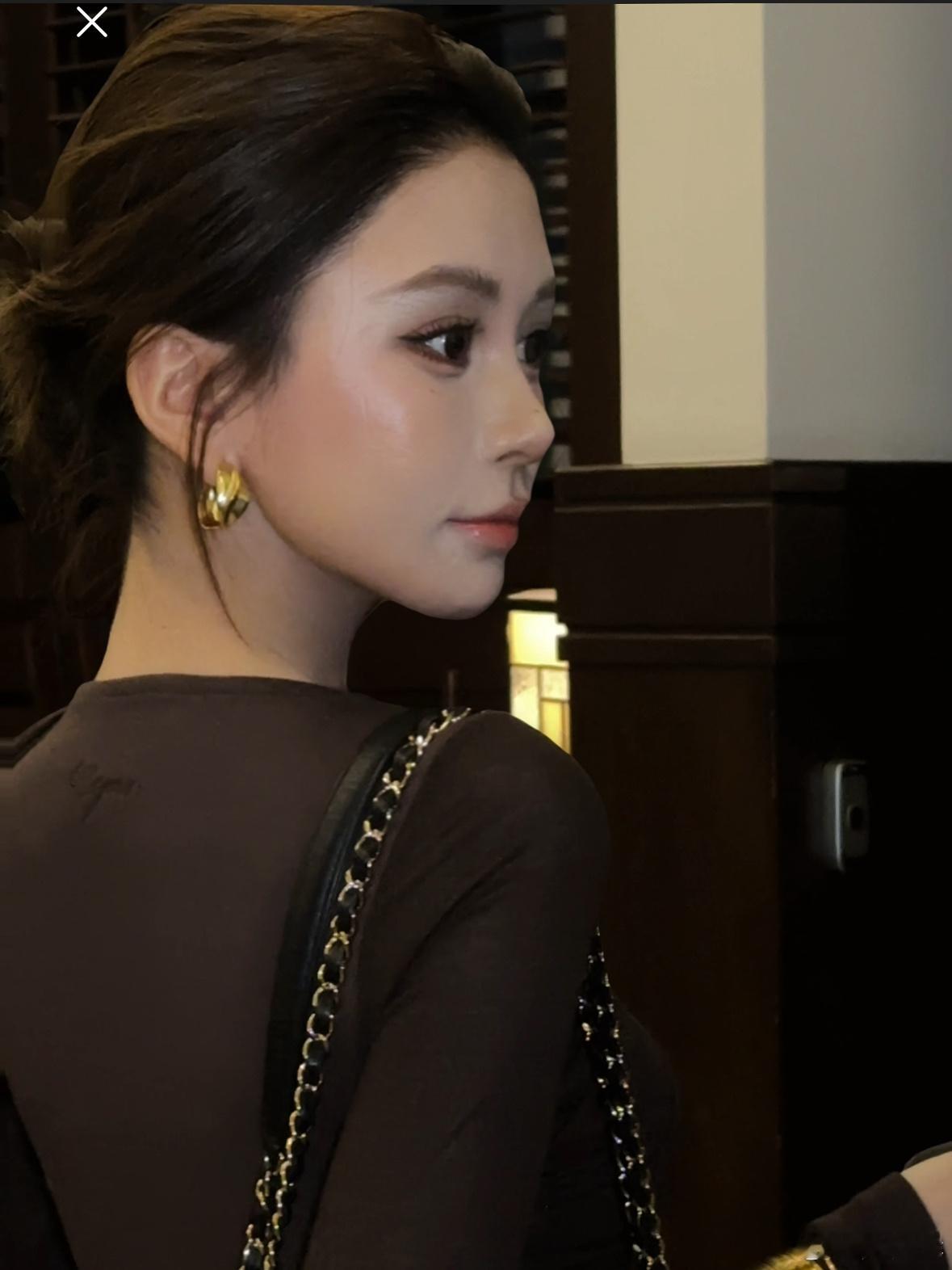 当我开始尝试姐系穿搭以前都是纯欲千金风 衣柜都是浅色 也是第一次尝试大光明盘发 