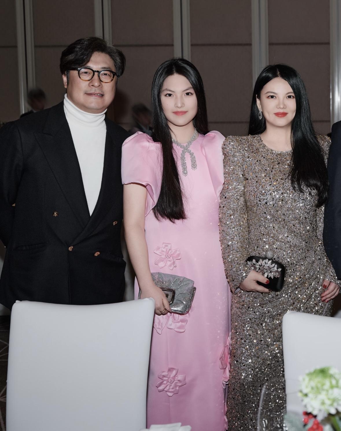 我总感觉，在什么样的年龄穿什么样的衣服，是件聪明的事情
看王诗龄和李湘妈妈同场参