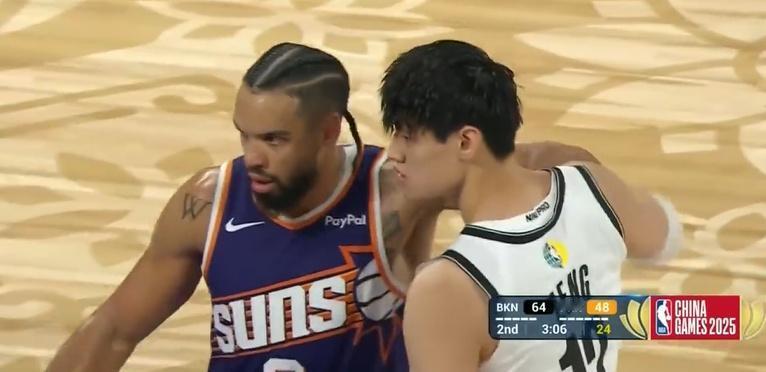NBA中国赛2025，半场结束，篮网71-59领先太阳。在第二节还剩3分钟时曾凡