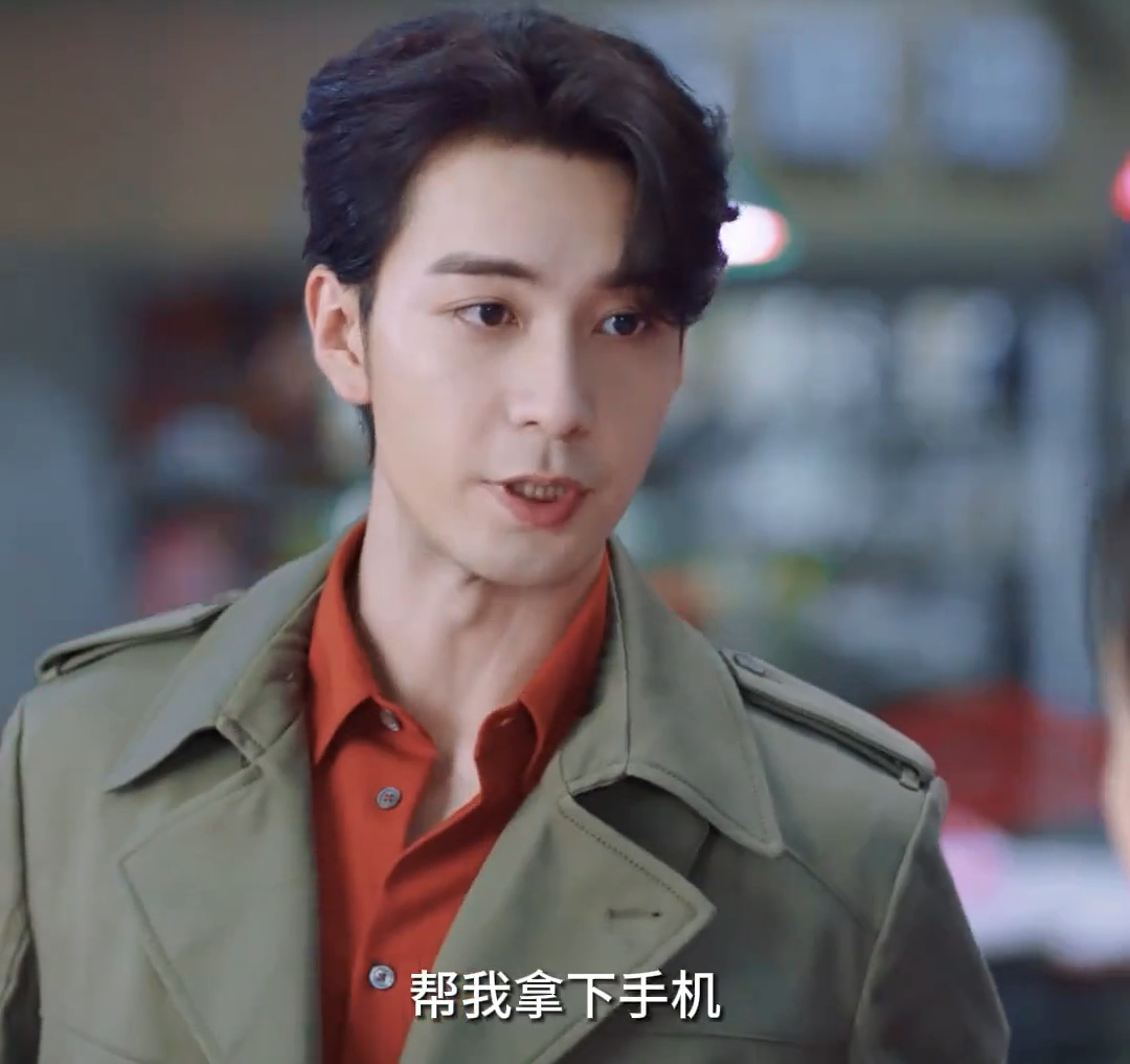 #费启鸣助攻陈星旭追宋茜##陈星旭就差把手机放心口了#陈星旭这招可真高，让宋茜帮