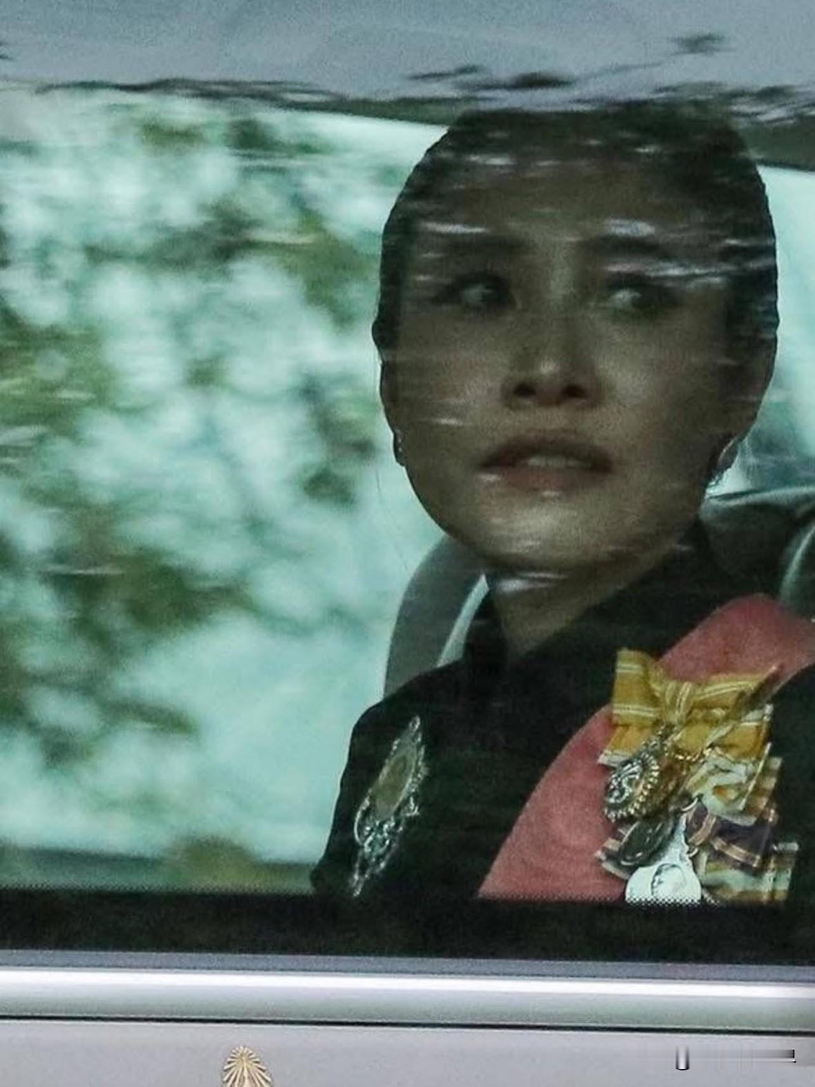 诗丽吉王太后葬礼现场，诗妮娜贵妃一身素服现身，满脸悲切藏不住对王太后的不舍～ 