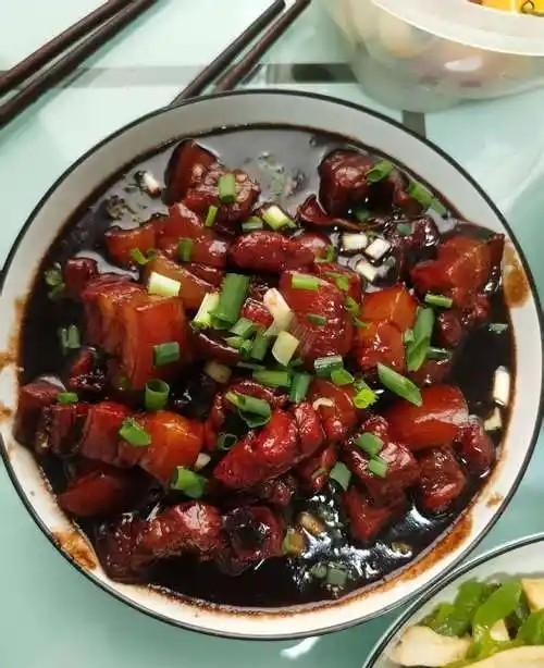 1950年的正月十五，哈工大食堂做了红烧肉，一个男孩决定吃完这一顿美餐回家。谁知
